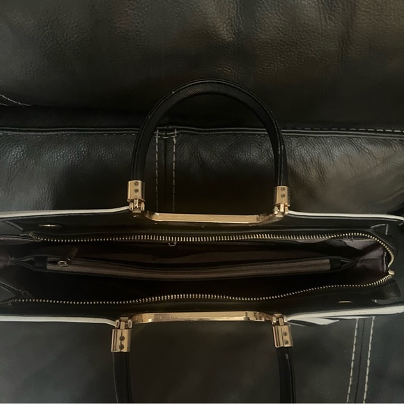 Black & White Striped Leather Purse w/ Zipper Closure and Gold Metal Detailing - Picture 7 of 10